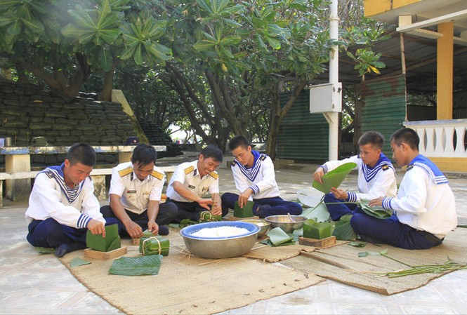 Xuân về nơi đầu sóng Cán bộ, chiến sĩ đảo Phan Vinh gói bánh chưng đón Tết. Ảnh: Trường Phong.