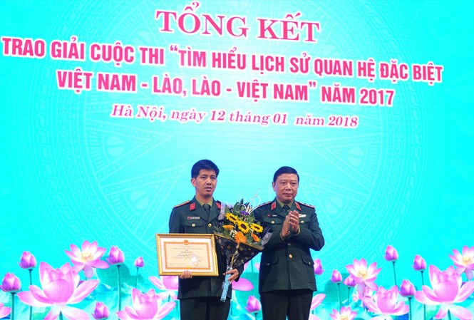 Trao giải tìm hiểu lịch sử quan hệ đặc biệt Việt Nam-Lào Trung tướng Lê Hiền Văn trao thưởng tác giả đạt giải Nhất. Ảnh: Xuân Tùng.