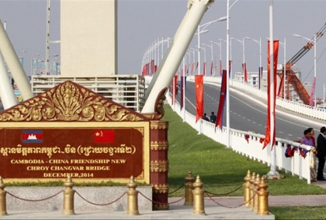 Bị phương Tây quay lưng, Campuchia được Trung Quốc đổ tiền Cây cầu Chroy Changvar, một công trình hữu nghị Campuchia - Trung Quốc, ở Phnom Penh. Ảnh: SCMP.
