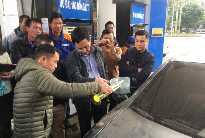Xe Honda Accord dung tích 70 lít đổ 81,9 lít: Tù mù thông số bình xăng Đại diện các bên liên quan cùng thực nghiệm hút sạch và đổ lại đầy xăng cho xe Honda Accord từng tố cây xăng của Petrolimex gian lận. Ảnh: Tuấn Nguyễn.