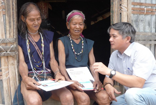 Gian nan gìn giữ sử thi Anh Nguyễn Quang Tuệ trong một lần trao tiền hỗ trợ cho nghệ nhân hát kể sử thi Ba Na.