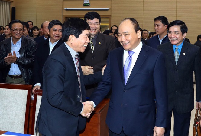 Quy hoạch xây dựng: Không thể quyết định một đằng, thực hiện một nẻo Thủ tướng Nguyễn Xuân Phúc trao đổi với các đại biểu tại hội nghị tổng kết ngành xây dựng chiều 16/1. Ảnh: TTXVN.