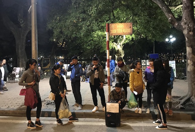 Karaoke dạo phản cảm ở bờ Hồ Đủ loại âm thanh di động tra tấn du khách tại phố đi bộ Hồ Gươm. Ảnh: Bảo Hân.