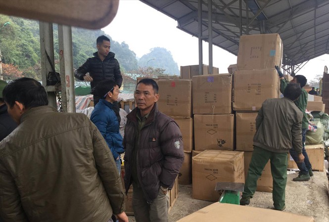 Cửu vạn vùng biên “Cửu vạn” bốc xếp hàng qua biên giới. Ảnh: Duy Chiến.