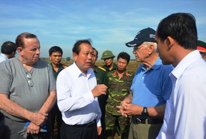 Quan hệ Việt - Mỹ ‘cực kỳ đặc biệt’ Các cựu binh Mỹ gặp Phó Thủ tướng Trương Hoà Bình sau khi hỗ trợ thông tin tìm kiếm, quy tập mộ liệt sỹ trong sân bay Biên Hoà. Ảnh: Nguyễn Lợi.