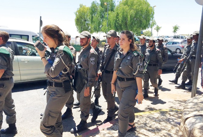 Độc, lạ ở Israel Binh sĩ Israel ở Jerusalem. Ảnh: Minh Trang.