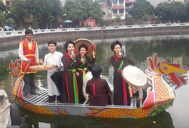 Có nên hát dân ca, lướt ván trên Hồ Gươm? Một buổi biểu diễn quan họ tại hồ Văn, khu di tích Văn Miếu - Quốc Tử Giám.