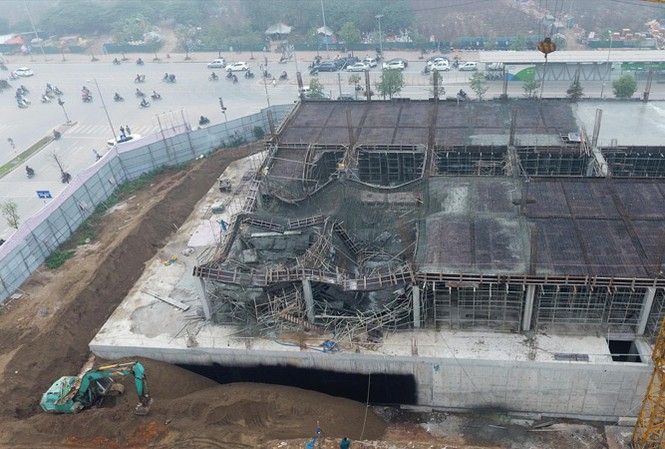 Sập giàn giáo kinh hoàng tại Hà Nội: Phớt lờ quy định an toàn lao động Hiện trường vụ sập giàn giáo khiến 3 công nhân tử vong. Ảnh: Nguyễn Hoàn.