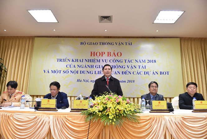 Bộ GTVT cam kết không làm BOT trên đường hiện hữu Bộ trưởng GTVT Nguyễn Văn Thể trả lời tại buổi họp báo. Ảnh: Như Ý.