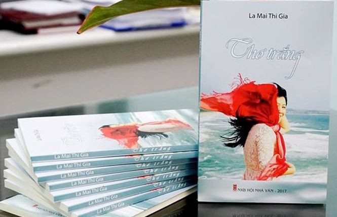 Một năm nhiều lùm xùm của Hội Nhà văn TPHCM Tập thơ "Thơ trắng" gây dư luật trong thời gian qua vì được trao tăng thưởng