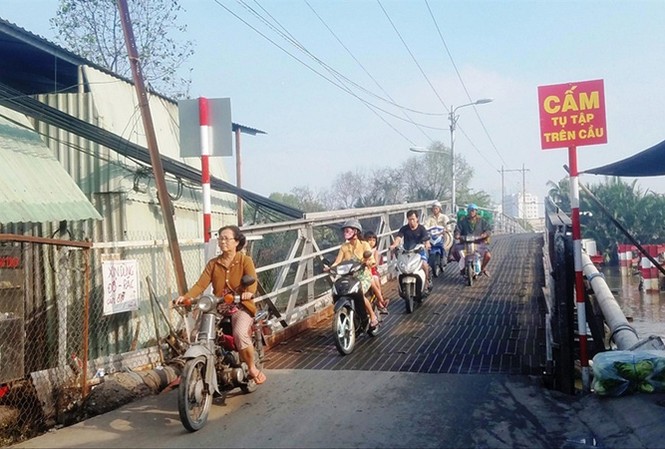 Nín thở qua những cây cầu 'chờ sập' Nhiều cây cầu sắt xuống cấp nghiêm trọng, đe dọa an toàn của người dân khi lưu thông.