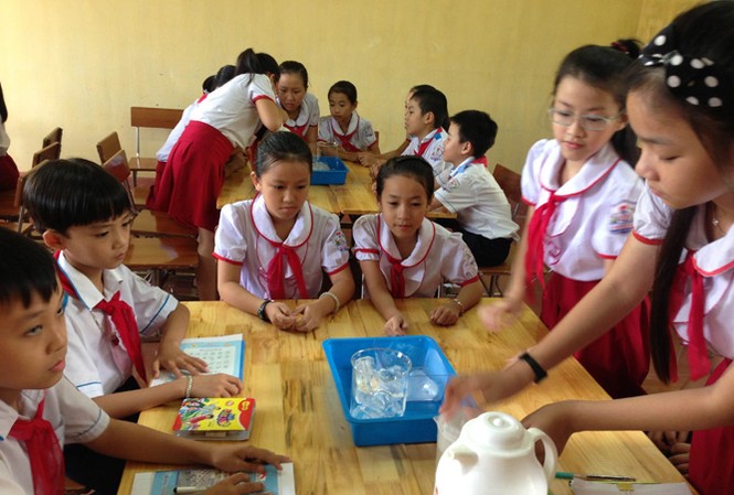 Thiếu phòng học để áp dụng chương trình, SGK mới Để áp dụng chương trình, phải xây dựng thêm nhiều trường, phòng học mới.