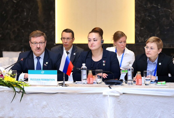 Trò chuyện với nữ phi hành gia đầu tiên bay lên ISS Nghị sỹ Yelena Olegovna Serova (giữa) trong một phiên họp tại Hội nghị thường niên lần thứ 26 Diễn đàn Nghị viện châu Á - Thái Bình Dương. Ảnh: TTXVN.