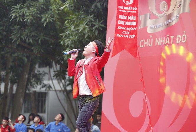 Ca sĩ Tùng Dương: Tôi thấy nhẹ tênh việc cho đi Ca sĩ Tùng Dương. Ảnh: Hồng Vĩnh.