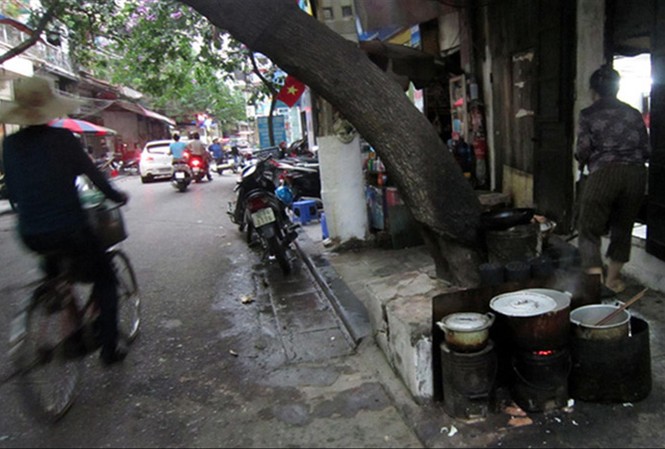Bếp than tổ ong đe dọa không khí nội đô Hà Nội Hàng chục nghìn bếp than, trong đó phần lớn bếp được đặt trên vỉa hè đang
trực tiếp đe dọa sức khỏe của người dân và môi trường khu vực nội đô Hà Nội.