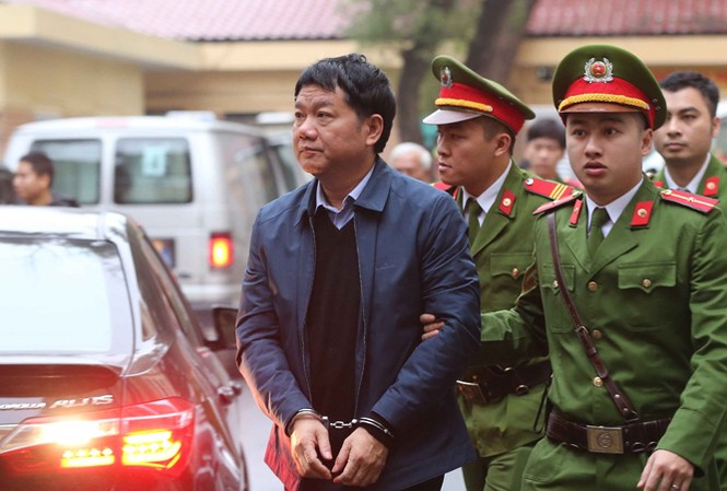 Ông Đinh La Thăng, Trịnh Xuân Thanh phải bồi thường 60 tỷ đồng Cảnh sát dẫn giải ông Đinh La Thăng đến phiên tòa. Ảnh: TTXVN.