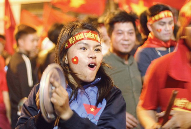 Sôi sục chờ đại chiến U23 Việt Nam- U23 Qatar CĐV Việt Nam đang làm mọi cách để có thể ngồi trước màn hình TV cổ vũ cho U23 Việt Nam ở trận đấu chiều nay. Ảnh: Hùng Cường.