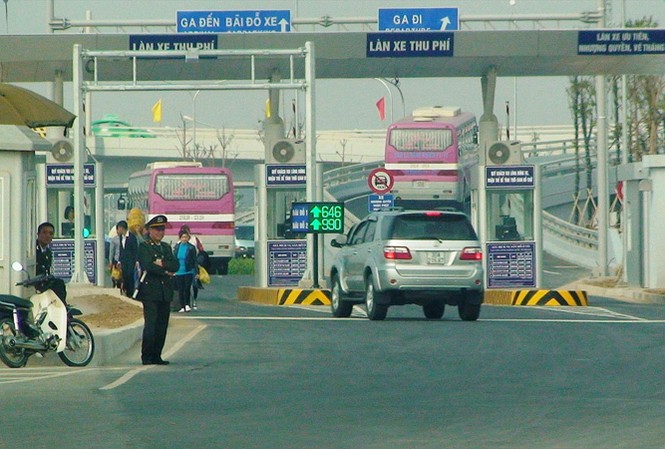 Chờ gì để quyết dừng thu phí ra vào sân bay? Trạm thu phí tại sân bay Nội Bài. Ảnh: Sỹ Lực.