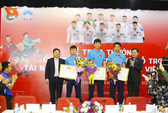 U23 truyền cảm hứng cho thế hệ trẻ Đồng chí Nguyễn Anh Tuấn, Bí thư Thường trực T.Ư Đoàn và đồng chí Lê Xuân Sơn, Tổng biên tập báo Tiền Phong cùng các cầu thủ U23 tại buổi giao lưu trực tuyến. Ảnh: Như Ý.
