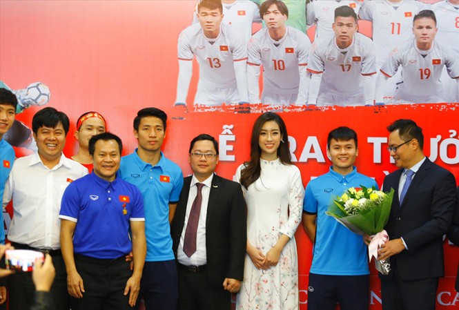 Nhiều doanh nghiệp đồng hành với U23 Việt Nam Từ trái qua phải: đại diện lãnh đạo Cty CP Cơ điện lạnh Đại Việt, Tập đoàn khách sạn Mường Thanh, Hoa Hậu Mỹ Linh, Cty Xi măng Xuân Thành Quảng Nam chúc mừng đội tuyển tại buổi giao lưu. Ảnh: Như Ý.
