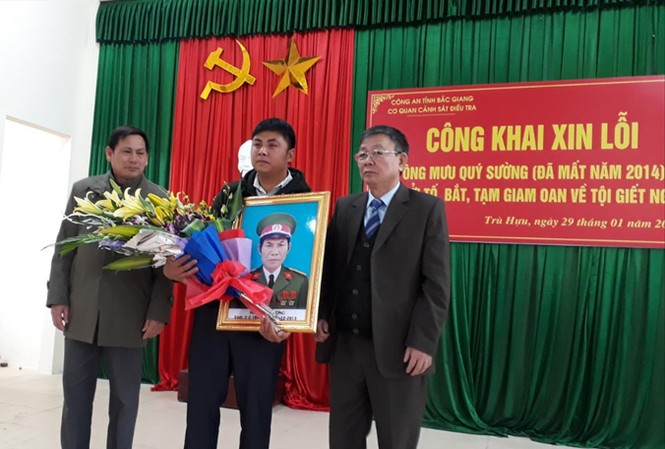 Công an Bắc Giang xin lỗi người bị bắt oan giờ đã khuất Đại diện gia đình ông Mưu Quý Sường tiếp nhận lời xin lỗi và nhận hoa từ đại diện chính quyền địa phương.