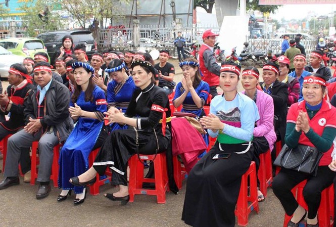 Người Tây Nguyên trẩy hội Chủ Nhật Đỏ Từ sáng sớm đồng bào các dân tộc huyện Ea Kar đã ngồi chờ hiến máu.