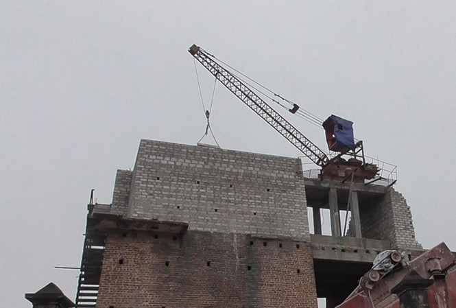 Lò vôi thủ công 'tra tấn' người dân Cty Minh Phúc tiếp tục xây cơi cao thêm 3m tại lò vôi số 2.
