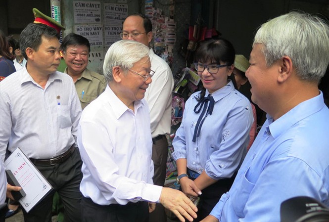 Mãi là bản anh hùng ca bất tử Tổng Bí thư Nguyễn Phú Trọng ân cần thăm hỏi sức khỏe gia đình ông Trần Văn Lai và bà con chòm xóm.