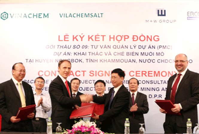Dự án muối mỏ nghìn tỷ 'đắp chiếu': Truy trách nhiệm người phê duyệt? Lễ ký Hợp đồng gói thầu số 9: Tư vấn và quản lý dự án (PMC) thuộc Dự án Khai thác và chế biến muối mỏ Kali với sự chứng kiến của ông Nguyễn Anh Dũng, nguyên Chủ tịch HĐTV Vinachem; ông Nguyễn Gia Tường (Tổng Giám đốc Vinachem); ông Ngô Mạnh Hoài, Phó Tổn