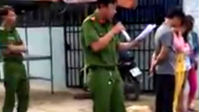Khi công an... 'xử án' Công an xã Dương Đông- huyện đảo Phú Quốc đem người mua bán dâm ra vỉa hè bêu tên tuổi