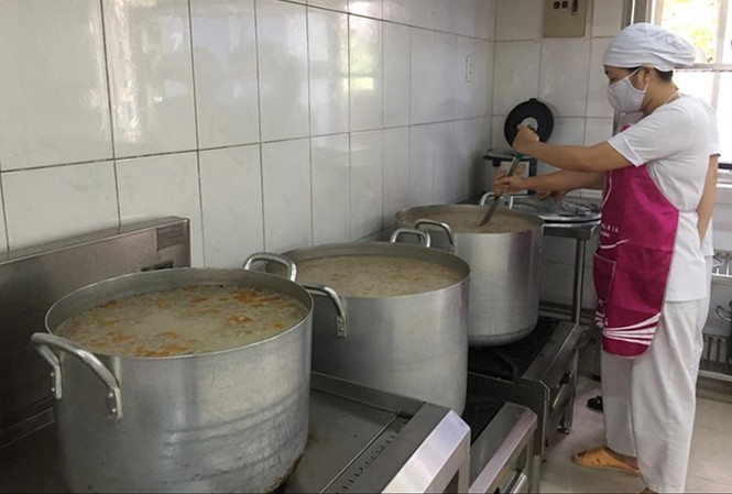 Những suất ăn từ thiện níu kéo yêu thương Hàng triệu bữa ăn từ thiện từ bếp ăn cho bệnh nhân được nấu trong 4 năm qua.