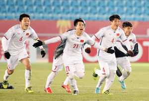 'Cơn sốt' U23 Việt Nam và những cạm bẫy Các cầu thủ U23 Việt Nam ăn mừng chiến thắng.