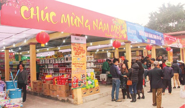 “Bình ổn giá” mang xuân đến mọi nhà Các gian hàng Tết của Hapro đều có các mặt hàng bình ổn giá.