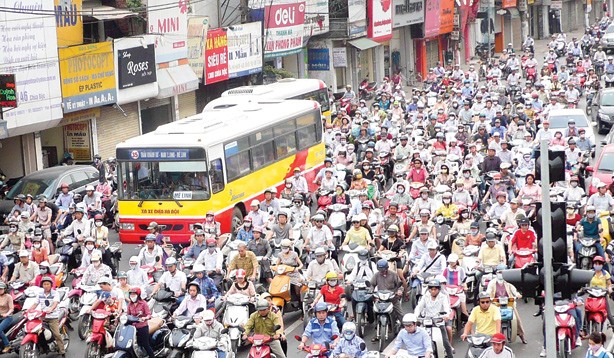 Chính sách nào để buýt tăng tốc? Nếu cứ để cho buýt tăng trưởng cơ học thì chuyên gia cho rằng, sau năm 2020 xe buýt sẽ không còn đường lăn bánh. Ảnh: Anh Trọng.