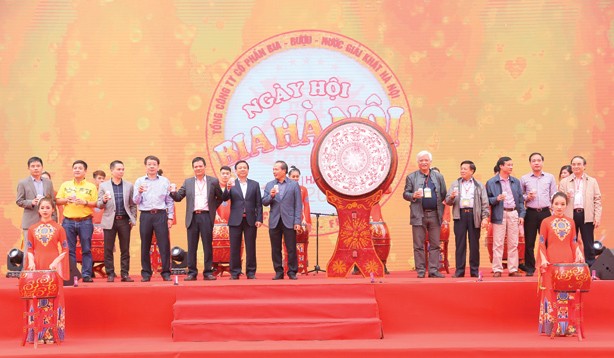 Dâng trào cảm xúc trong Ngày hội bia Hà Nội Các quan khách cùng lãnh đạo Habeco chúc mừng khai mạc Ngày hội.