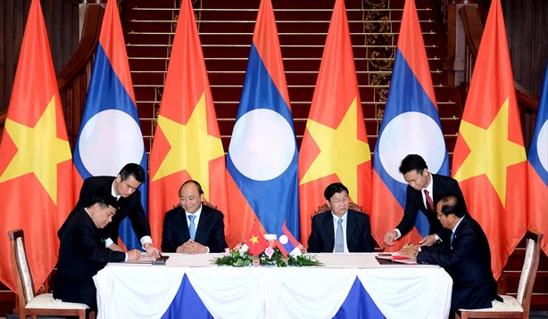Việt - Lào ký 12 văn kiện hợp tác Thủ tướng Nguyễn Xuân Phúc và Thủ tướng Lào Thoonglun Sisulith chứng kiến lễ ký các văn kiện hợp tác ngày 5/2. Ảnh: VGP.