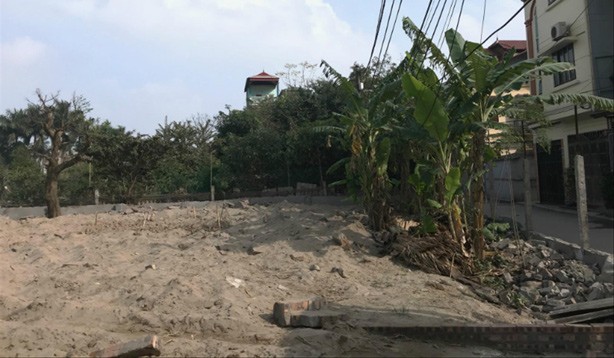 “Bật đèn xanh” san lấp trái phép đất nông nghiệp? Đất nông nghiệp bị san lấp, tự ý chuyển đổi thành đất vườn khiến người dân bức xúc.