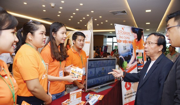 Những 'gã du mục' và biểu tượng Cá chuồn SURF là cơ hội để các startup kết nối với các chuyên gia và các nhà đầu tư. Ảnh: DNES.