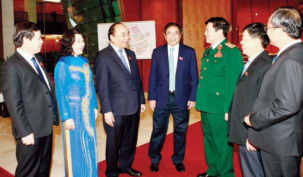 Ðổi mới ở Diên Hồng Ðại biểu Quốc hội trao đổi bên lề kỳ họp. Ảnh: Như Ý.