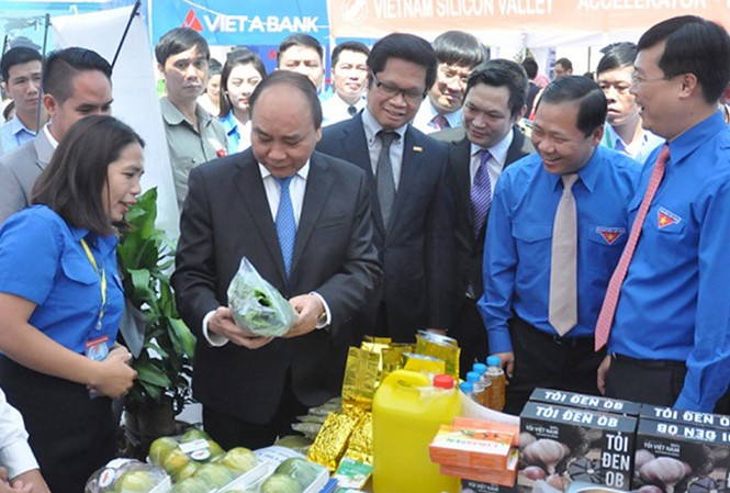Khó khởi nghiệp, vì đâu? Tại Lễ phát động chương trình Thanh niên khởi nghiệp, Thủ tướng Nguyễn Xuân Phúc cho biết, Chính phủ đang đưa ra nhiều giải pháp để tiếp tục cải thiện môi trường đầu tư kinh doanh, tạo môi trường thuận lợi cho các chương trình khởi nghiệp có ý tưởng tốt,