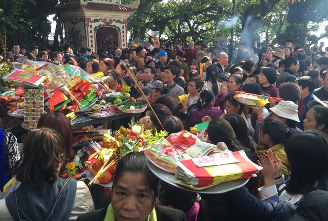 Bỏ đốt vàng mã: Dũng cảm và cần thiết Nhiều người dân chen lấn cúng vàng mã ở Phủ Tây Hồ (Hà Nội). Ảnh: Hồng Vĩnh.
