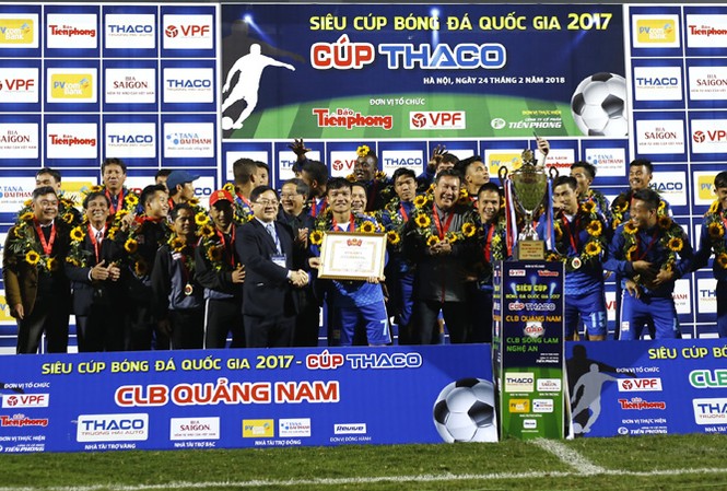 Siêu cúp Quốc gia: Bóng đá thật là vui Nhà báo Lê Xuân Sơn, Tổng biên tập báo Tiền Phong, đồng Trưởng BTC trận Siêu cúp Quốc gia - Cúp THACO 2017 trao giải cho đội vô địch.