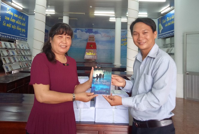 Người đi “góp nhặt phận người” Nhà báo Trương Hòa Hội tặng sách cho bà Phan Thị Thùy Giang, Giám đốc Thư viện TP Cần Thơ.