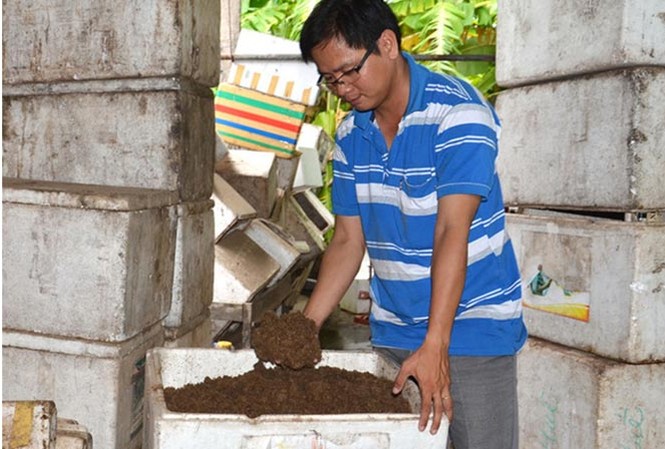 Những “Hai Lúa” trẻ khởi nghiệp Anh Trần Phúc Hậu với chế phẩm vi sinh từ bột bã mía. Ảnh: N.D