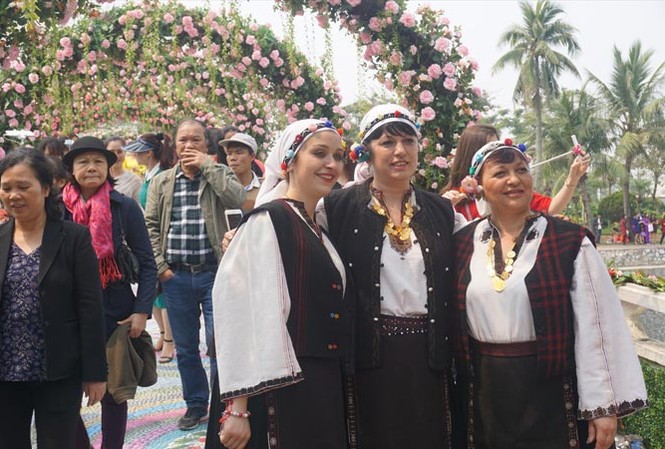 Lễ hội hoa hồng Bulgaria 2018 sửa sai thế nào? BTC cam kết lễ hội hoa hồng lần này nhiều hoa thật và được nhập từ Bulgaria. Ảnh: Bảo Hân.