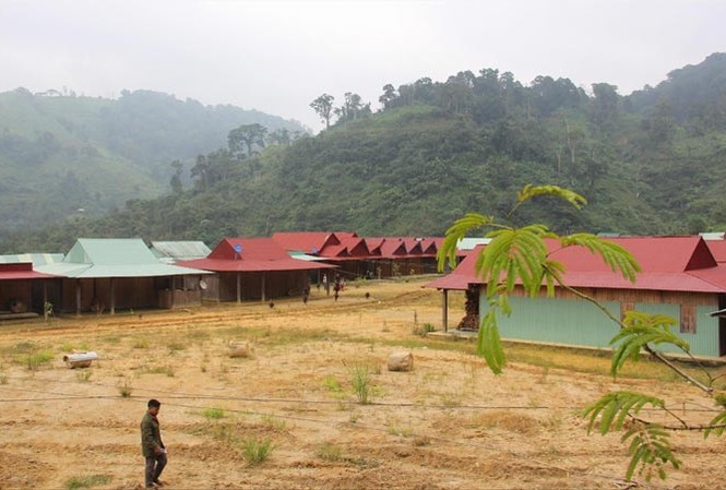 Chuyện chưa từng có ở vùng biên: Hiến 10.000m2 đất dựng làng Ngôi làng chung của người dân 2 thôn Réh và Z’rượt được dựng trên mảnh đất bà Đuônh tự nguyện hiến.