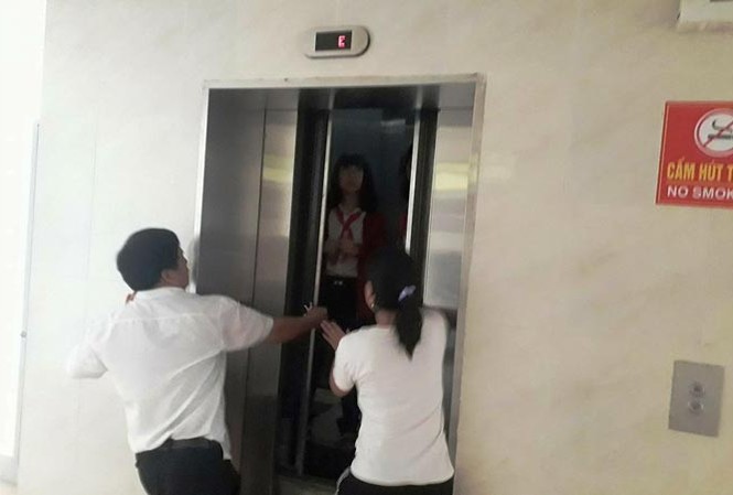 Thang máy bỗng dưng... rơi Giải cứu 2 học sinh bị kẹt trong thang máy chung cư 12T2 sau khi thang máy rơi tự do từ tầng 10 đến tầng 8 vào trưa 26/2.