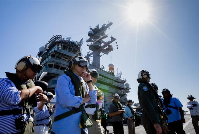 Vì sao tàu sân bay Mỹ thăm Philippines Các quan chức Mỹ và Philippines quan sát máy bay cất cánh từ tàu sân bay USS Carl Vinson. Ảnh: Đại sứ quán Mỹ tại Philippines.
