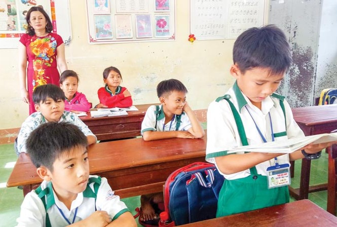 Học sinh không tham của rơi Em Nguyễn Nhật Nam đang đọc bài trong giờ học.