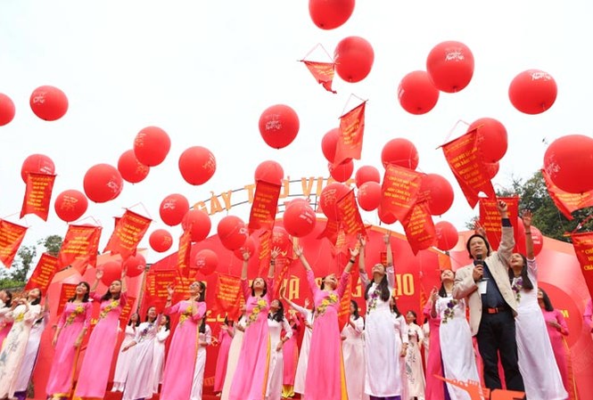 Làm thơ nhiều nhưng hay ít dở nhiều Thả thơ trong ngày Thơ Việt Nam lần thứ XV. Ảnh: Như Ý.